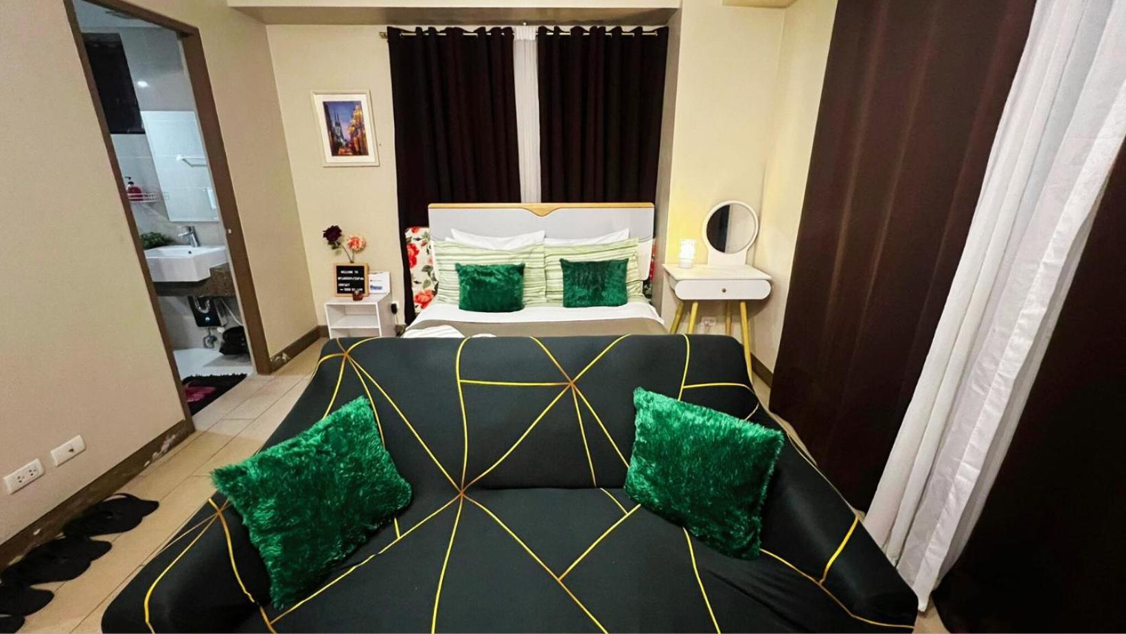 Two Palm Tree Villas Condominium - Studio 8Th Fl With Balcony - Across Terminal 3 Airport Pasay Exterior photo